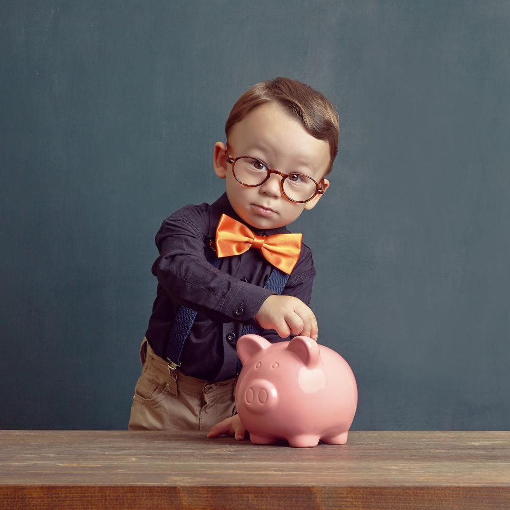 Promozioni Bambino che Mette Soldi nel Salvadanaio